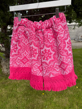 Load image into Gallery viewer, Pink &amp; White woven shorts